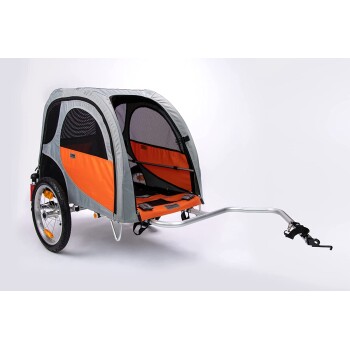 Haustieranhänger mit grauem und orangefarbenem Design, mit Netzseiten, einem gepolsterten Innenraum und einer silbernen Anhängerkupplung zur Befestigung.