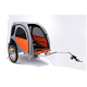 Haustieranhänger mit grauem und orangefarbenem Design, mit Netzseiten, einem gepolsterten Innenraum und einer silbernen Anhängerkupplung zur Befestigung.