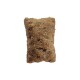 Een enkele rechthoekige hondenbeloning met een gestructureerd, bruin oppervlak, dat lijkt op een knapperige snack.