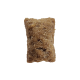 Une friandise pour animaux de compagnie rectangulaire unique avec une surface brune texturée, ressemblant à un en-cas croustillant.