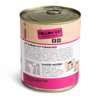 Eine zylindrische Dose Hundefutter mit einem rosa und beigen Etikett, das deutschen Text über Zutaten, Fütterungstipps und Social-Media-Handles enthält.