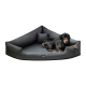 Ein schwarzer Hund, der auf einem stilvollen, modernen Haustierbett mit erhöhten Kanten und einem kleinen Kissen entspannt, mit einem Logo auf der Vorderseite.