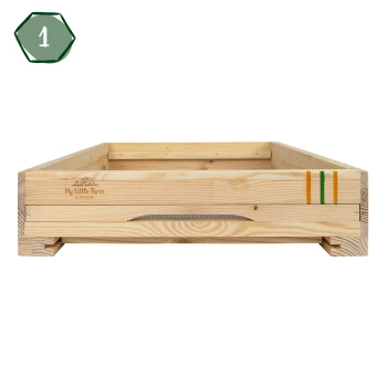 Holzrahmen für Haustierbetten mit natürlicher Oberfläche, mit dem Logo "My Little Farm by Mildorfer" und drei farbigen Streifen an der Seite.