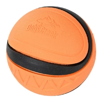 Ball Air Revolution 7.6 cm Oranger Hundespielzeugball mit einem schwarzen Gummiband, das das geprägte Logo "Dog's Creek" oben zeigt.