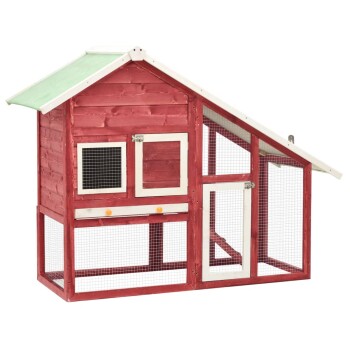 Rotes Holz-Hundehäuschen mit einem geneigten grünen Dach, mit einer Netz-Tür, einem kleinen Fenster und einem geräumigen Außenbereich.