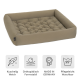 Beige rechteckiges Haustierbett mit gepolstertem Bezug. Merkmale: "Kuschelig Weich," "Orthopädisch Formstabil," "MADE IN GERMANY," "Pflegeleicht Waschbar."