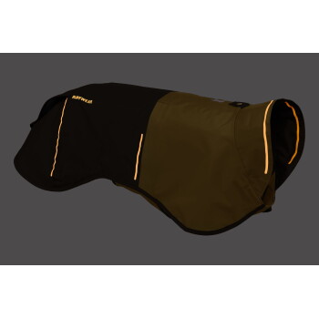 Ein Hundemantel in Schwarz und Olivgrün, mit reflektierenden orangefarbenen Akzenten und dem Markennamen "RUFFWEAR" an der Seite.