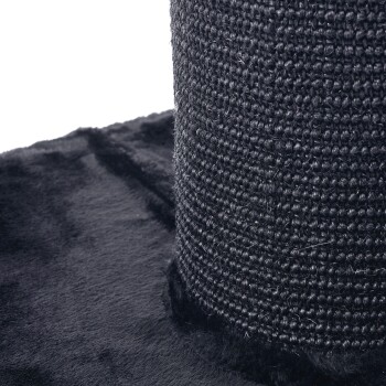 Nahaufnahme eines schwarzen Kratzpfostens für Katzen mit einer strukturierten, gewebten Oberfläche und einer weichen, plüschigen Basis.