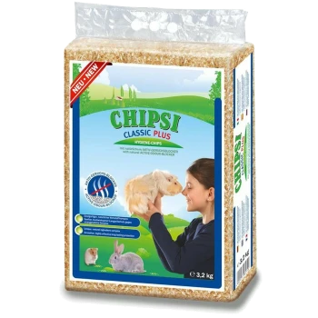 Tüte Chipsi Classic Plus Einstreu für Kleintiere, zeigt eine Frau, die ein Meerschweinchen hält; Kaninchen abgebildet; Aufschrift „CHIPSI CLASSIC PLUS“, 3,2 kg