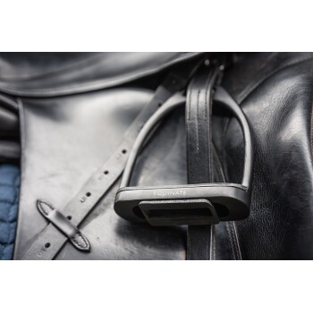 Nahaufnahme eines schwarzen Ledersattels mit einem Steigbügel, der mit 'EQUINATE' beschriftet ist, und der die Riemen und die Textur des Sattels zeigt.