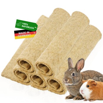 Aufgerollte Naturfaser-Tunnel gestapelt mit Etiketten „100% NATÜRLICH“ und „MADE IN GERMANY“, gezeigt mit Kaninchen und Meerschweinchen.