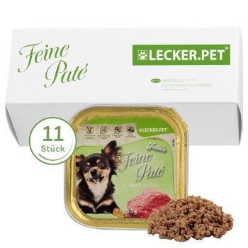 Verpackung für Hundefutter mit einem lächelnden Hund, beschriftet mit "Josie's Feine Paté, Reich an Kalb," mit einer Portion Paté daneben.