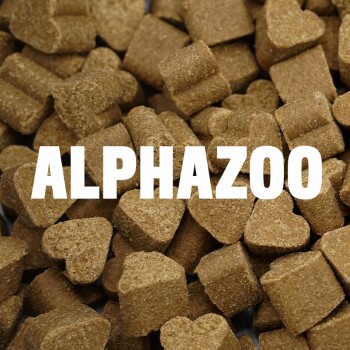 Braune Tierleckerlis in Herz- und Quadratformen, mit dem Text "ALPHAZOO", der in Weiß prominent angezeigt wird.
