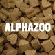 Braune Tierleckerlis in Herz- und Quadratformen, mit dem Text "ALPHAZOO", der in Weiß prominent angezeigt wird.