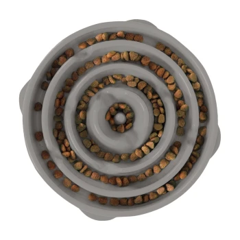 Eine graue spiralförmige Haustierschüssel, gefüllt mit trockenem Futter, das in konzentrischen Kreisen angeordnet ist, um das Essen zu verlangsamen.