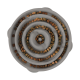 Eine graue spiralförmige Haustierschüssel, gefüllt mit trockenem Futter, das in konzentrischen Kreisen angeordnet ist, um das Essen zu verlangsamen.