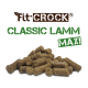Fitt-Crock Classic Lamm Maxi Haustierfutterpellets, mit einem Haufen brauner, zylindrischer Kibble-Stücke auf einem weißen Hintergrund.