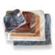 Ein Stapel von fünf weichen Haustierdecken in verschiedenen Farben: grau, braun, beige und creme, mit einem kleinen Etikett, das an der obersten Decke befestigt ist.