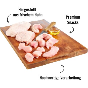 Frische Hühnerstücke auf einem Holzschneidebrett mit einem Messer und einer kleinen Schüssel Öl, beschriftet mit "Premium Snacks" und "Hochwertige Verarbeitung."