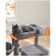 Eine graue Katze liegt auf einem plüschigen Katzenbaum mit einer weichen, erhöhten Plattform, die 30 cm hoch und 10 cm tief ist, mit einem 45 cm großen Sockel.
