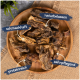 Ein Holzbrett mit Trockenfleischleckerlis für Haustiere, beschriftet mit "lecker", "natürlich", "reich an Protein" und "Zahnpflege."