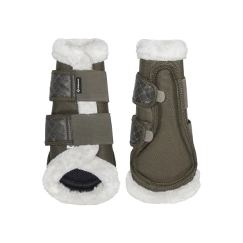 Ein Paar olivgrüne Haustierstiefel mit weißem Kunstfellfutter und verstellbaren Riemen, entworfen für Komfort und Schutz.