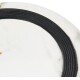 Nahaufnahme einer Haustierfutterschüssel mit schwarzem Rand und weißem Inneren, mit einem kleinen orangefarbenen Fleck.