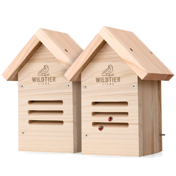Paar kleiner hölzerner Insektenhäuser mit geschlitzten Lüftungsöffnungen, Logo 'WILDTIER LIEBE' und zwei Marienkäfern vorne.