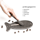 Eine Hand mit einem grauen Spatel auf einer fischförmigen Silikonmatte, die mit Leckerlis bestreut ist. Text listet Verwendungen auf: "Nassfutter, Pasten, Schleckies, Süppchen."