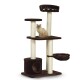 Eine beige Katze sitzt auf einem mehrstöckigen braunen Kratzbaum mit Kratzpfosten, einem gemütlichen Versteck und einer hängenden Hängematte.