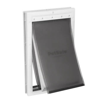 PetSafe Haustiertür mit einer flexiblen, getönten Klappe, entworfen für einen einfachen Zugang für Haustiere, montiert in einem weißen Rahmen.