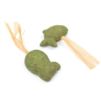 Zwei grüne fischförmige Katzenminze-Spielzeuge mit Strohschwänzen, vor einem weißen Hintergrund.