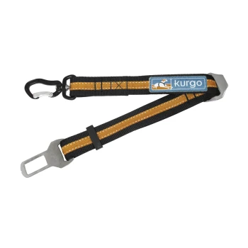 Ein schwarzes und orangefarbenes Hundesicherheitsgeschirr mit einem Metallclip und einem Kurgo-Logo-Patch.