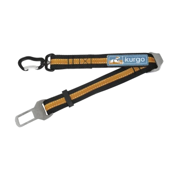Ein schwarzes und orangefarbenes Hundesicherheitsgeschirr mit einem Metallclip und einem Kurgo-Logo-Patch.