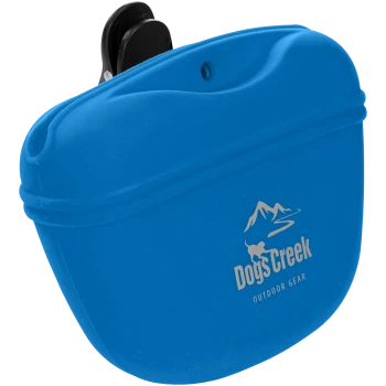 Blauer Silikon-Abfallbeutelspender für Haustiere mit einem schwarzen Clip, mit dem Logo 'DogsCreek OUTDOOR GEAR' auf der Vorderseite geprägt.