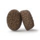 Zwei runde braune Kroketten (Trockenfutter) mit strukturierter Oberfläche auf neutralem Hintergrund.