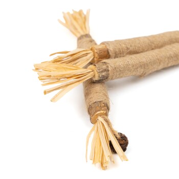 Drei natürliche Haustierkaustangen, die in Schnur gewickelt sind, mit ausgefransten Enden, auf einem weißen Hintergrund liegend.