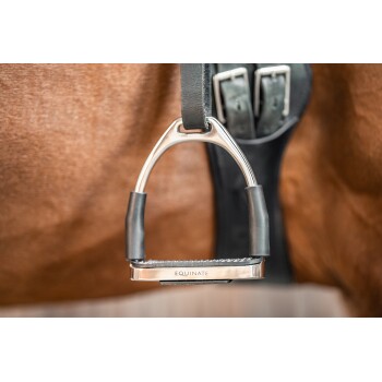 Eine Nahaufnahme eines silbernen Pferdestirrup mit schwarzen Gummigriffen, der an einem Lederband hängt, mit dem Text "EQUINATE."