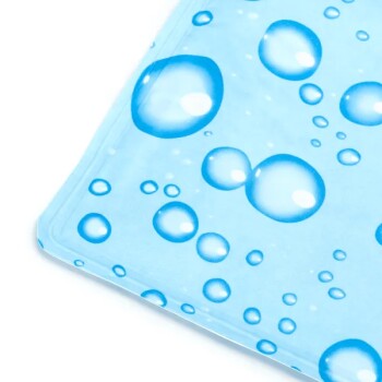 Eine Nahaufnahme einer blauen Tiermatte mit einem Muster aus unterschiedlich großen Wassertropfen.