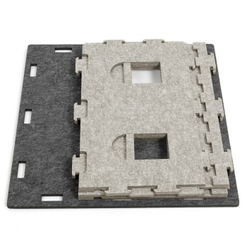 Grau und schwarz ineinandergreifende Haustier-Spielmatte mit Ausschnitten, entworfen für den Komfort und das Spiel von Haustieren.