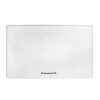 Eine rechteckige Futtermatte für Haustiere in Weiß mit einem gepunkteten Muster und dem Text "Karaluna" in einer stilvollen Schriftart am unteren Rand.