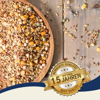 Eine Holzschüssel mit bunten Samen und Körnern, mit verstreuten Samen und einem Abzeichen mit der Aufschrift "Beste Qualität" und "Bewährte Qualität seit über 10 Jahren."