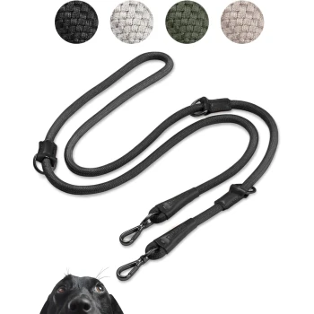 Eine geflochtene schwarze Hundeleine mit zwei Clips neben Farbmuster in Schwarz, Grau, Grün und Beige, mit einem teilweise sichtbaren Hundegesicht.