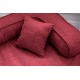 Rotes Haustierbett mit einem passenden quadratischen Kissen, mit einem strukturierten Stoffdesign.