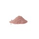Ein kleiner Hügel aus rosafarbenem Pulver auf weißem Hintergrund, wahrscheinlich ein Nahrungsergänzungsmittel oder Lebensmittelzutat für Haustiere.