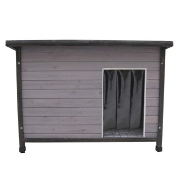 Graue hölzerne Außen-Hundehütte mit dunklem Rahmen und Eingang mit PVC-Lamellenvorhang, erhöht auf kurzen Beinen.