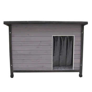 Graue hölzerne Außen-Hundehütte mit dunklem Rahmen und Eingang mit PVC-Lamellenvorhang, erhöht auf kurzen Beinen.