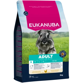 Eukanuba Adult Hundefutterbeutel für kleine Rassen unter 10 kg, reich an frischem Huhn, mit einem Schnauzer auf grünem Gras im Hintergrund.