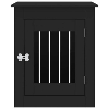 Schwarze Holz-Tierbox mit vertikalen Stäben und silbernem Riegel an der Tür, isoliert auf weißem Hintergrund.