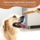 Ein Golden Retriever schaut eifrig auf eine Hand, die einen Kaffeeknochen hält, mit dem Text "Robuster Kaffeeholz Kausnack" darüber.